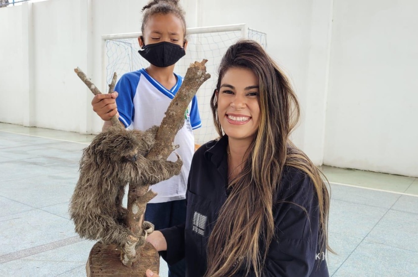 Coordenadora dos Parques, Rafaela Brito, segura um bicho-preguiça taxidermizado. Foto: Ascom Sudes