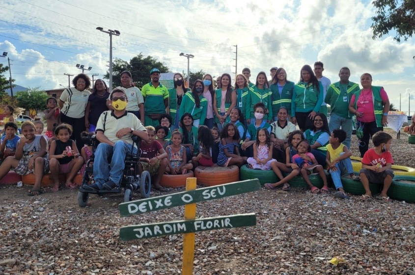 Servidores, jovens aprendizes e população se uniram para recuperar o ponto de lixo. Foto: Ascom Sudes