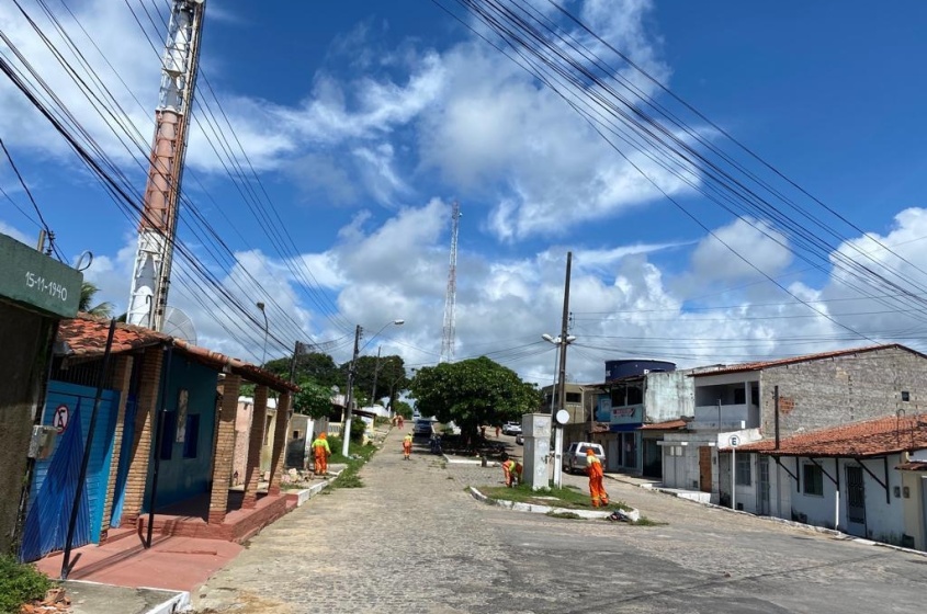 Ruas e praças do bairro receberam serviços de limpeza. Foto: Ascom Sudes