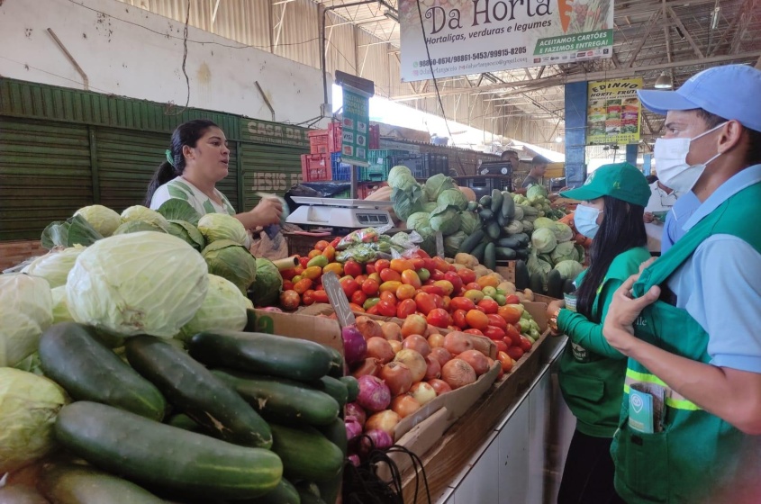 Comerciantes foram orientados a fazer o descarte correto. Foto: Ascom Sudes