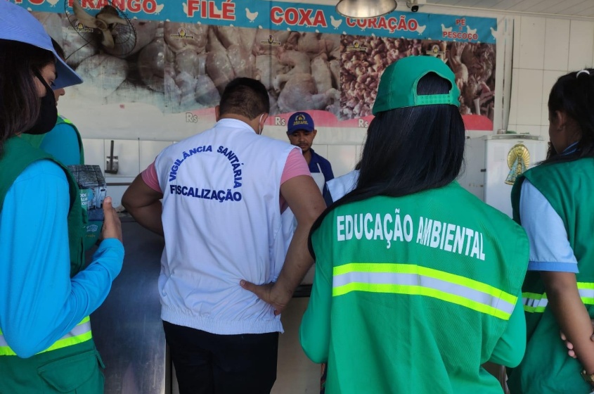 Servidores da Vigilância Sanitário realizam ação em barracas. Foto: Ascom Sudes