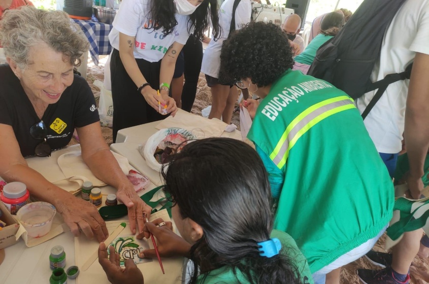 Antes da ação, participantes customizaram suas ecobags. Foto: Ascom Sudes