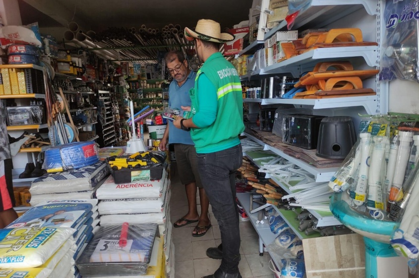 Comerciantes foram orientados sobre o descarte irregular de resíduos. Foto: Ascom Sudes