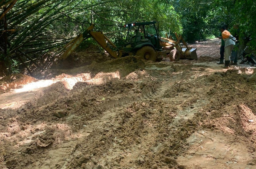 Máquinas ajudam na retirada do barro nas trilhas. Foto: Ascom Sudes