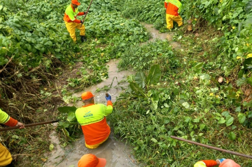 Agentes de limpeza ainda tiveram ajuda de canoas para se locomover no local. Foto: Ascom Sudes