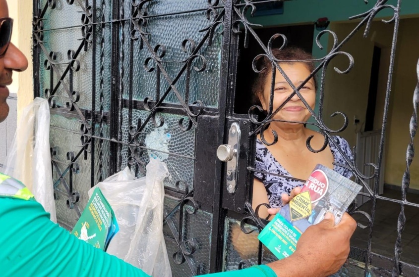 Moradores conhecerem serviços da coleta de volumosos da Prefeitura. Foto: Ascom Sudes