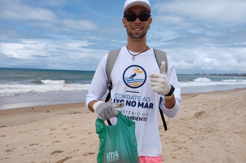 Victor Carvalho contibuiu com a limpeza da praia. Foto: Célio Junior/Secom Maceió