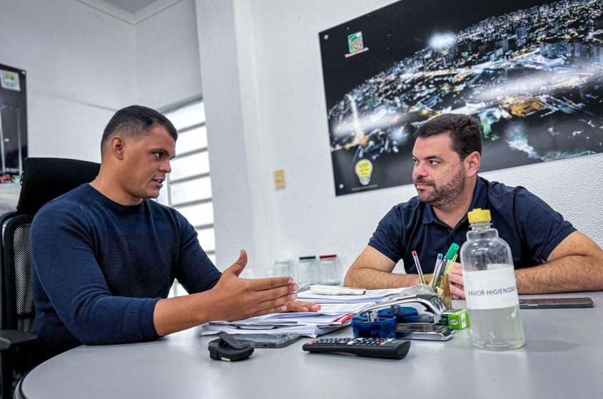 João Folha e o vereador Chico Filho discutem ações para iluminação de Maceió. Foto: Ascom Sima