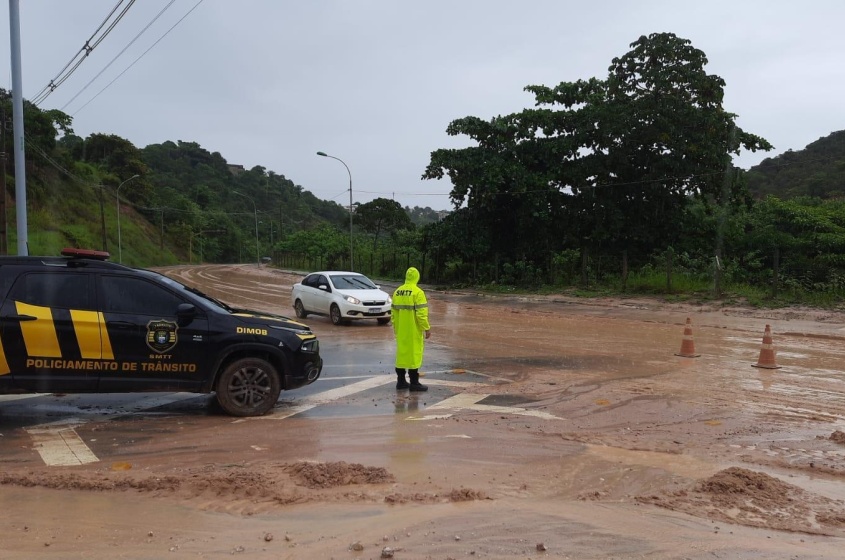 Condutores não devem transitar em pontos alagados. Foto: Ascom SMTT