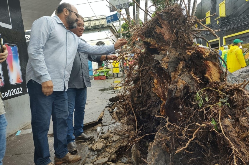 Martiniano avalia o exemplar ao lado do superintendente da Sudes, Ronaldo Farias. Foto: Ascom Sudes