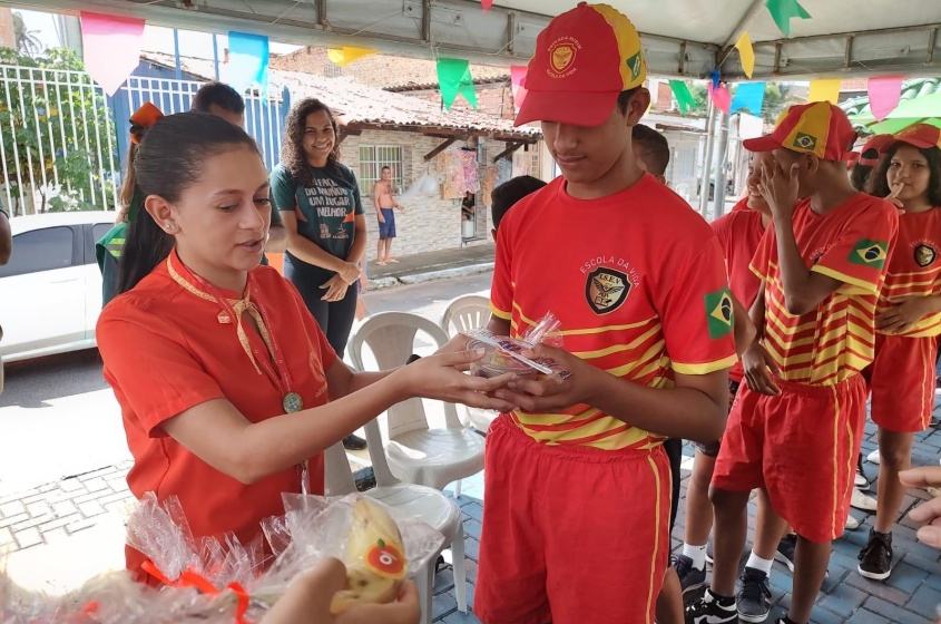 Estudantes tomaram café da manhã com frutas doadas por empresa parceira. Foto: Ascom Sudes
