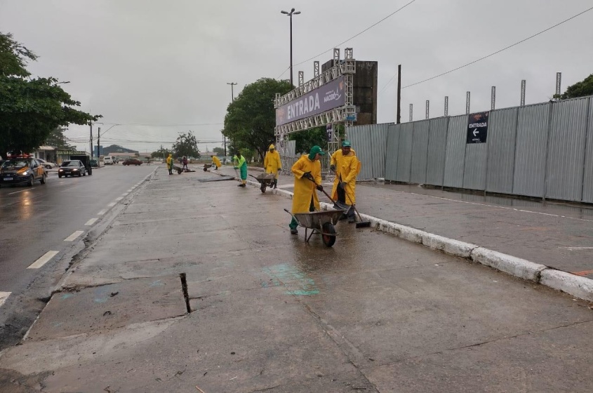 Agentes trabalham para manter local limpo. Foto: Ascom Sudes