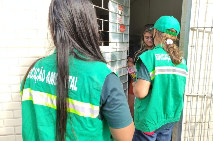 Educadores vão de porta em porta orientando moradores. Foto: Ascom Sudes
