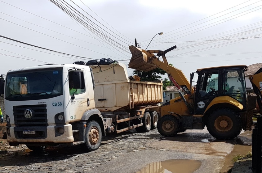 Máquina enche caçamba com lixo recolhido. Foto: Ascom Sudes
