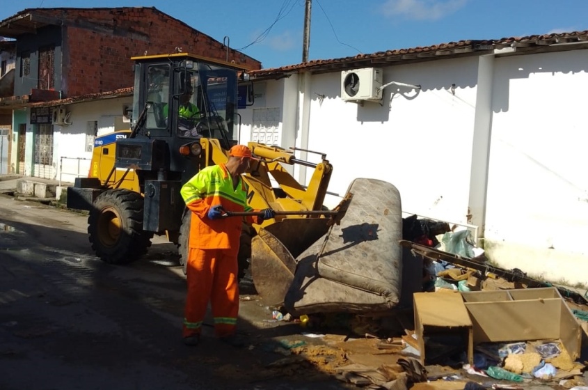 Móveis inservíveis e lixo domiciliar são os resíduos mais encontrados nas ruas. Foto: Ascom Sudes