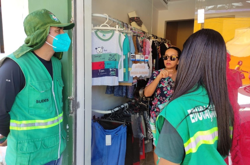 Moradores e comerciantes receberam orientações. Foto: Ascom Sudes