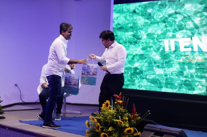 Na oportunidade, secretário da Semtel presenteou participantes com kits do destino Maceió. Foto: Ascom Semtel