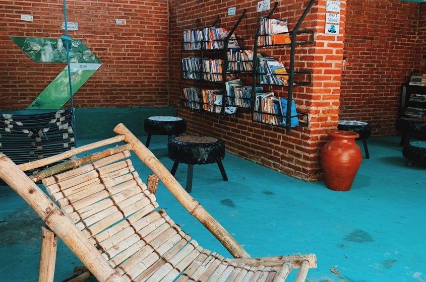 Visitantes podem escolher um livro para ler enquanto relaxa. Foto: Ascom Sudes