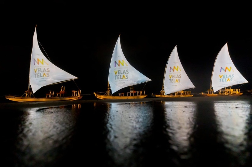 Os “quadros” do evento são as velas de jangada, que estarão flutuando no mar de Maceió durante as projeções. Foto: produção Velas Telas.
