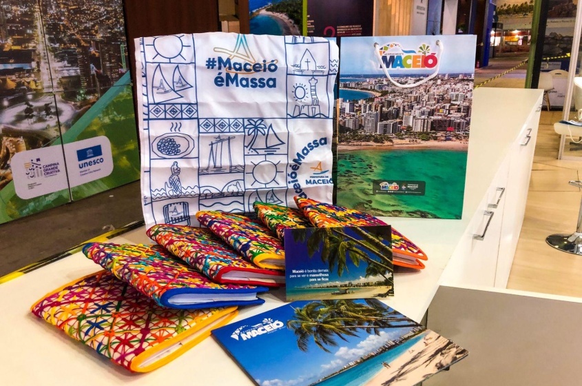 Materiais promocionais do Destino Maceió e outros destinos alagoanos estão sendo disponibilizado no local. Foto: Cláudia Leite