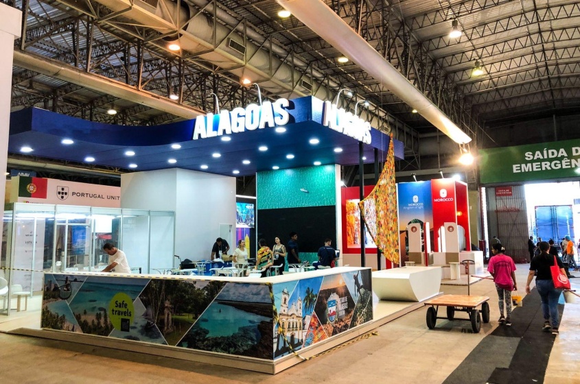 Estande do Destino Alagoas conta com representantes de vários destinos alagoanos. Foto: Cláudia Leite