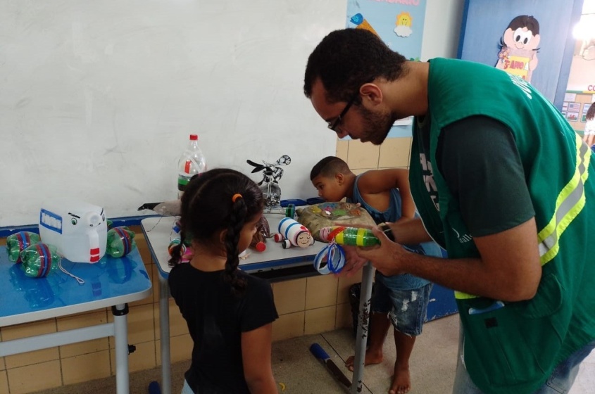Pequenos aprenderam a construir brinquedos com recicláveis. Foto: Ascom Sudes