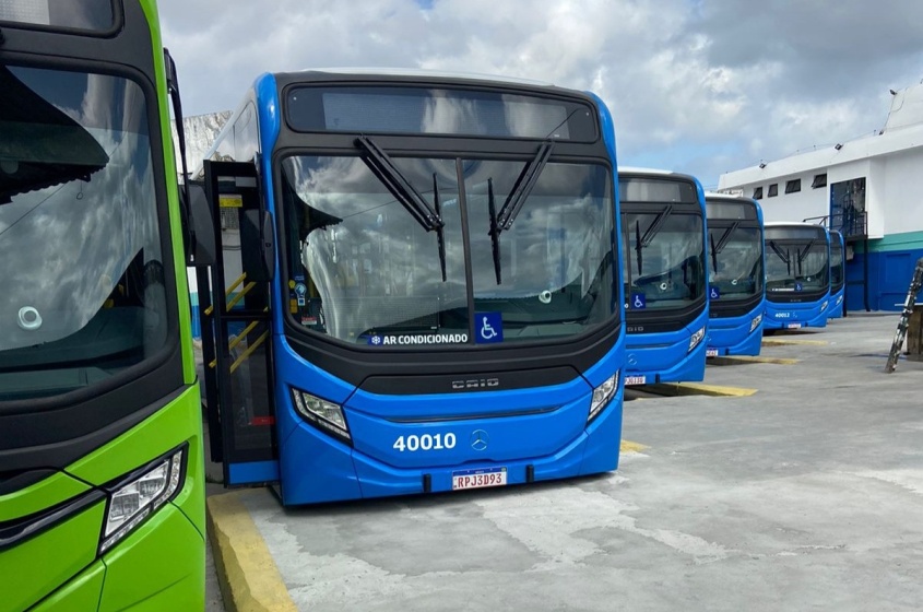 Ônibus têm portas em ambos os lados da carroceria, espaço interno com maior amplitude. Foto: SMTT