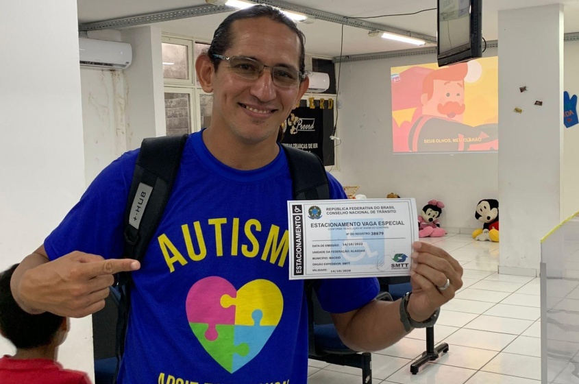 Pai do Heitor, também esteve na ação para garantir a credencial de estacioanamento. Foto: SMTT