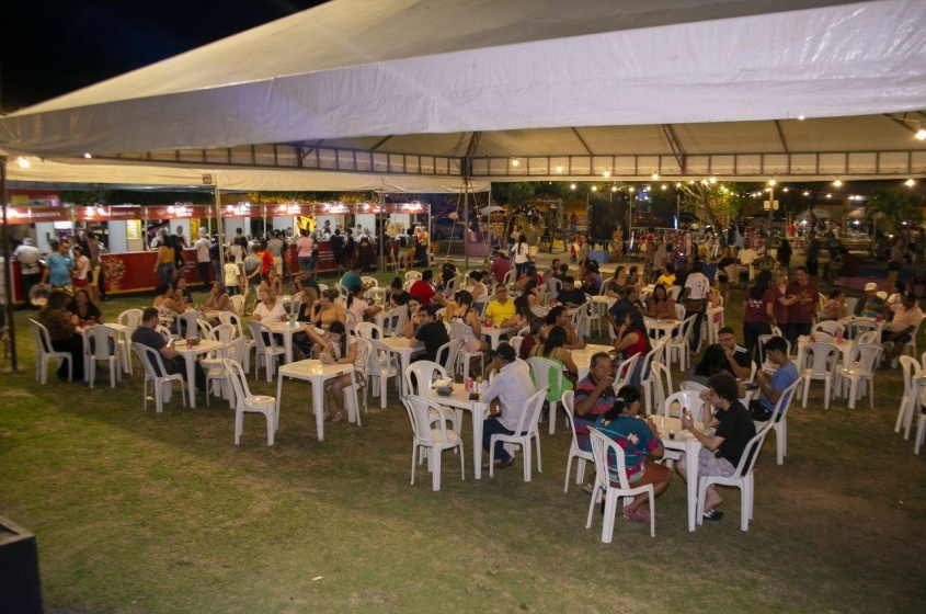 Familiares e amigos curtiram programação cultural à medida que circularam pelos estandes; evento acontece das 16h às 22h. Foto: Alan César / Secom Maceió