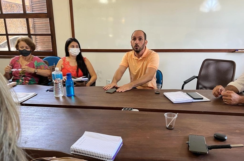 Coordenador do Praia Acessível, João de Barro (no centro, camisa amarelo mustarda), durante reunião realizada na Semtel. Foto: Ascom / Semtel
