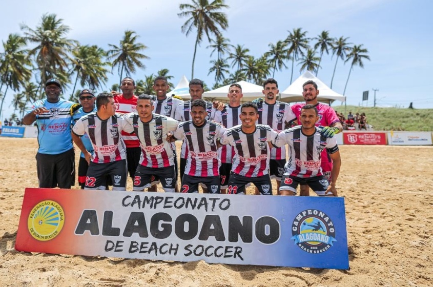 Time do Real Esportiva antes do duelo final; Caique (o penúltimo da primeira fila, sorrindo, com o uniforme) foi o artilheiro do campenato com nove gols assinalados. Foto: Alisson Frazão / Secom Maceió