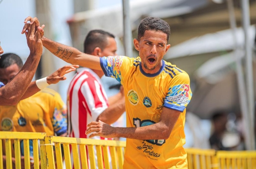 Kleverson Santos em ação, comemorando gol pelo RR Porto de Pedras. Habilidoso, o canhoto de 24 anos revelou que já esteve na pré-lista da seleçaõ brasileira da modalidade. Foto: Alisson Frazão / Secom Maceió