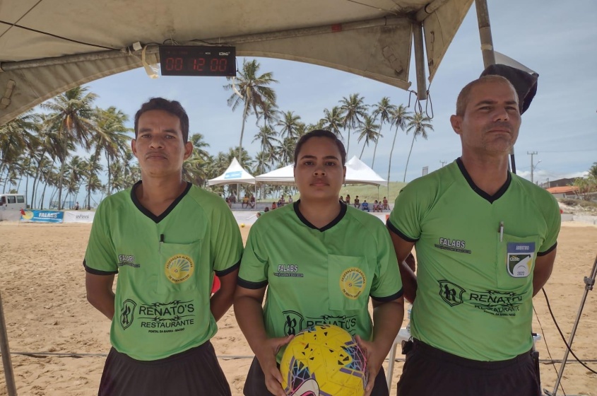 Cássia Ester reside exercu a funçãp de árbitra durante os jogos dos times feiminnos. Ela reside no Pontal da Barra e está perto de se formar no curso de Direito. Foto: Alisson Frazão / Secom Maceió