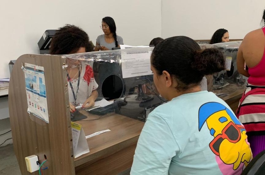 Equipe da Semsc durante atendimento aos trabalhadores interessados, nesta terça (23). Foto: Ascom Semsc
