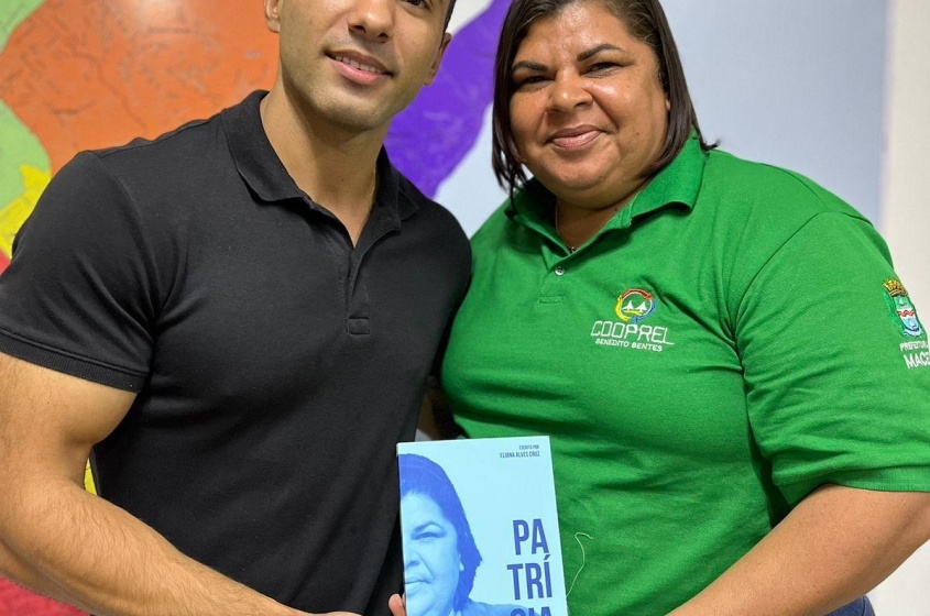 Patrícia, ao lado do diretor-presidente da ALURB, é a primeira cooperada a ter sua história contada em uma biografia. Foto: Ascom ALURB