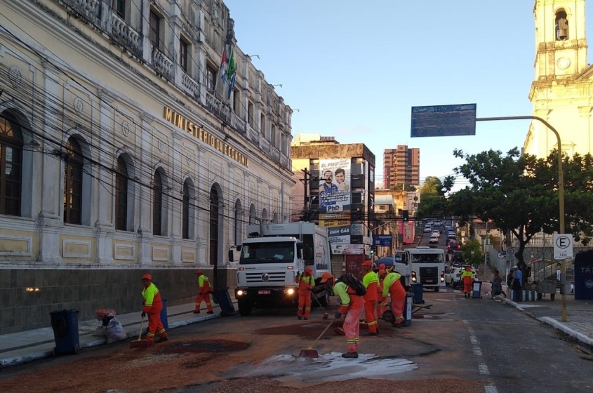Garis tiveram apoio de caminhão compactador e pipa na limpeza. Foto: Ascom ALURB