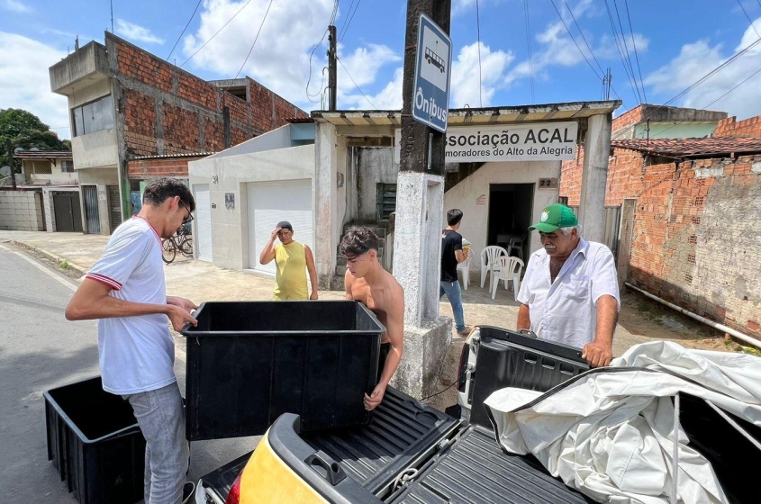 Seu Juarez (à esquerda), presidente da ACAL acompanhou emocionado a entrega dos donativos. (Foto: Ascom)