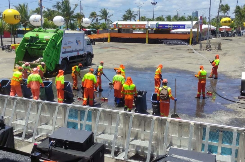 Trabalho de limpeza do evento. Foto: Ascom Alurb