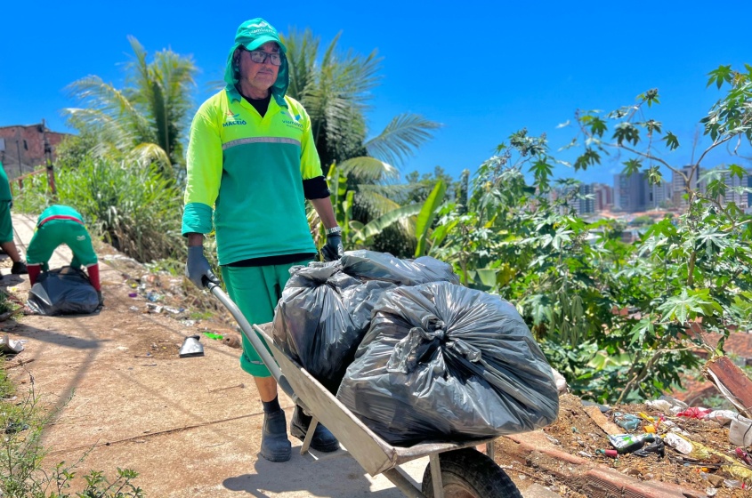 Os entulhos recolhidos foram descartados pelos próprios moradores da grota. Foto: Crystalia Tavares/Ascom Alurb