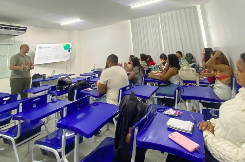 Engenheiro de Segurança do Trabalho do Cerest ministra palestras e divulga a campanha. Foto: Ascom SMS