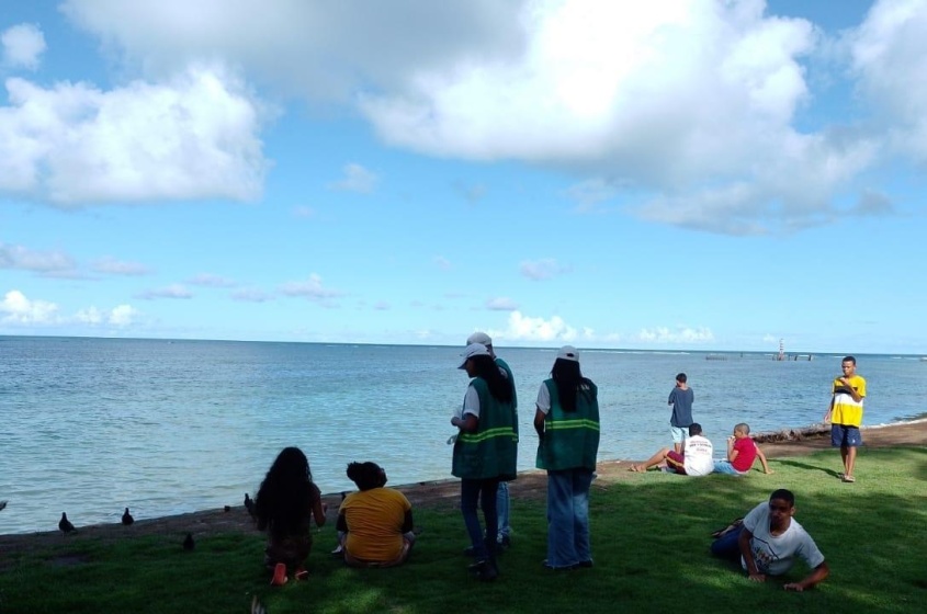 Frquentadores são orientados sobre descarte correto de resíduos. Foto: Crystália Tavares/Ascom Alurb