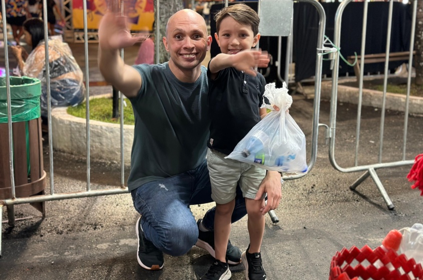 Júnior Farias levou o filho Nicolas para trocar garrafas plásticas por ingressos. Foto: Walison Vieira/Ascom Alurb