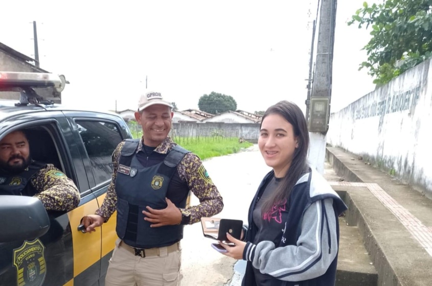 Estudante Joseane Santos recebe documento extraviado. Foto: DMTT