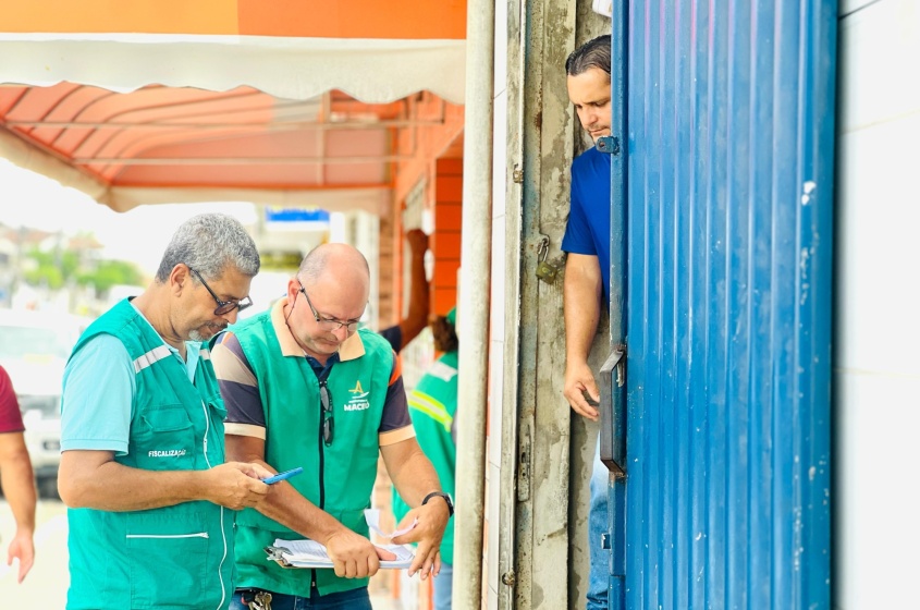 Fiscalização autua tanto os proprietários dos terrenos abandonados quanto os responsáveis pelos descartes irregulares. Foto: Crystália Tavares/Ascom Alurb