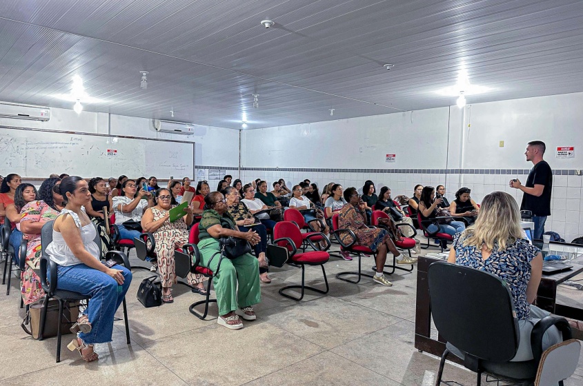 Merendeiros do Programa Gigantinhos e aprovados no Processo Seletivo Simplificado (PSS) participaram de formação. Foto: Maria Clara Tenório/ Ascom Semed