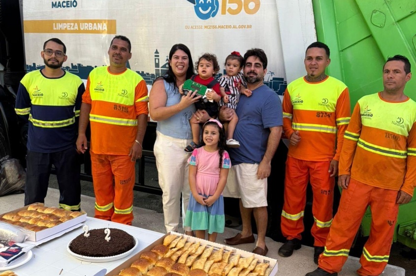 Equipe posou com a família e demonstrou o funcionamento do caminhão coletor. Foto: Walisson Vieira/Ascom Alurb
