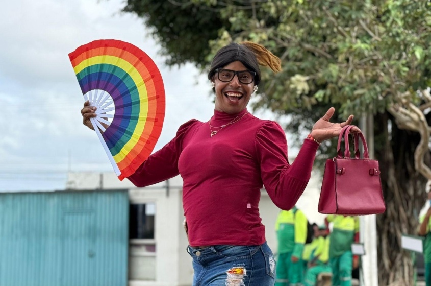 Rildomar trajado da personagem criada por ele, a boa de Maceió. Foto: Walisson Vieira/Ascom Alurb