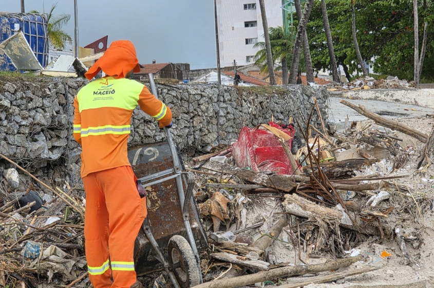Por toda a cidafe, Alurb atua  na limpeza, recolhendo entulhos em ruas e canais. Foto: Beto Macário/Secom Maceió