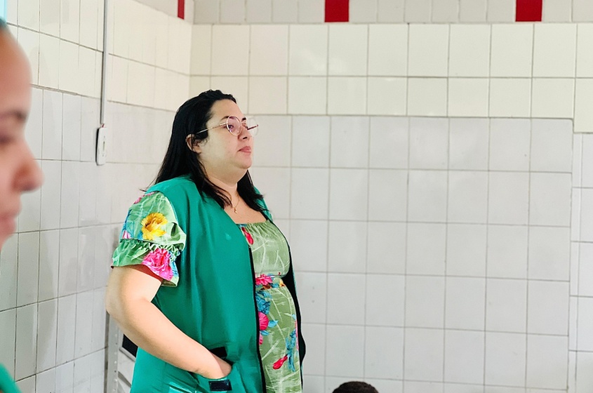 A engenheira agrônoma Tamara falou aos estudantes sobre arborização. Foto: Crystália Tavares/Ascom Alurb