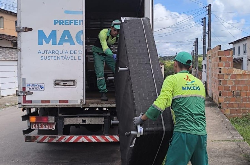 A coleta de volumosos foi um dos serviços oferecidos à comunidade do bairro. Foto: Ascom Alurb